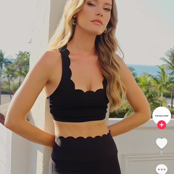 The Noli Shop scalloped leggings and sports bra top. Small - Picture 2 of 8
